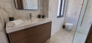 Dusche, Haartrockner, Handtücher, Seife