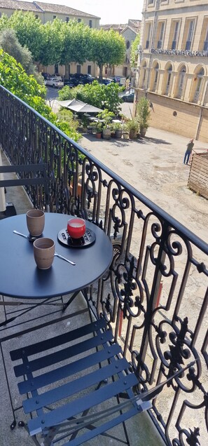 Outdoor dining - SUPERB NEW APARTMENT (6 pers) located in the heart of the medieval city of SOMMIERES (Sommières)
