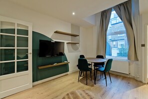 Appartamento, vista città | Area soggiorno | TV a schermo piatto