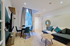 Apartment, Stadtblick | Wohnbereich | Flachbildfernseher