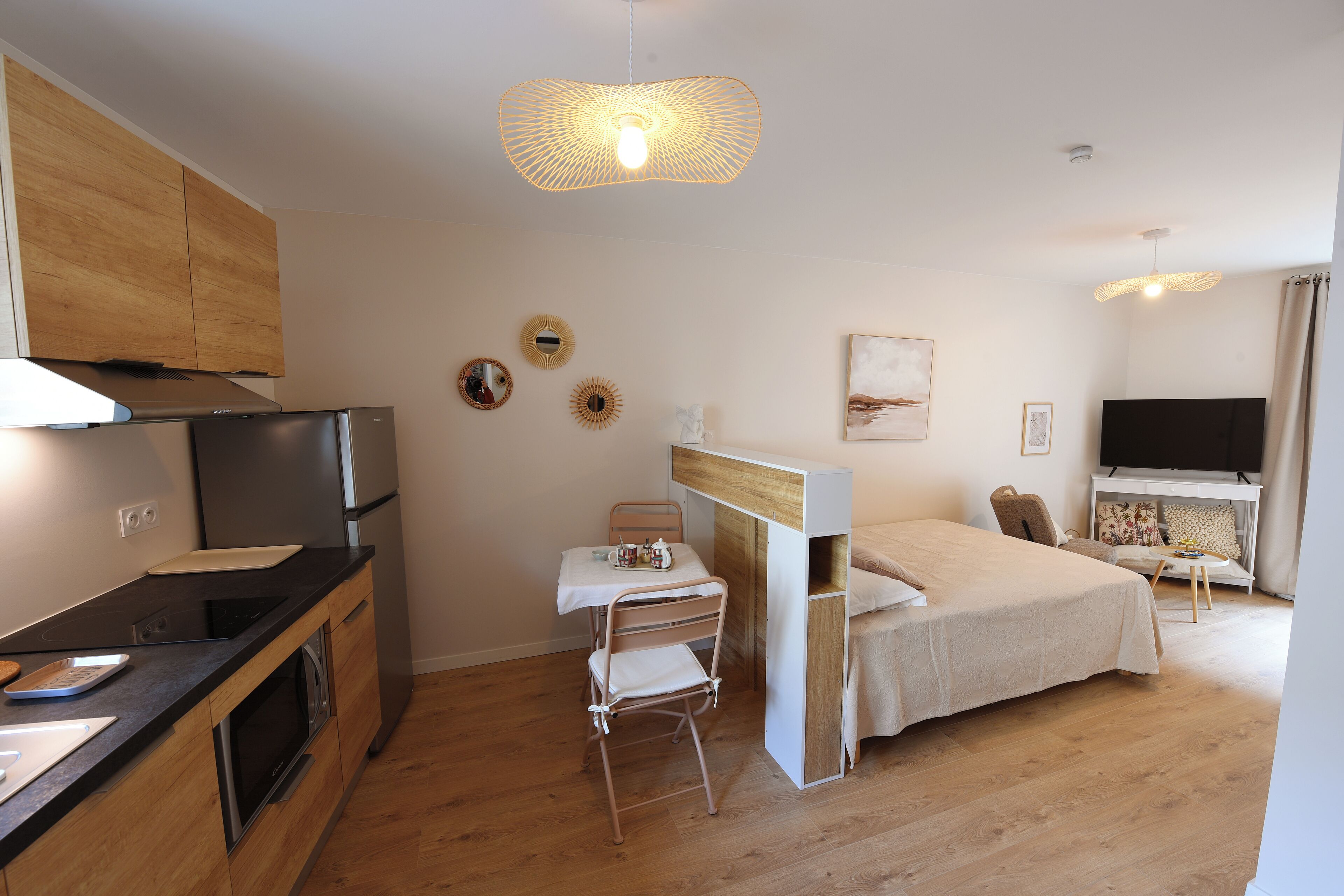 Tabla de planchar con plancha, wifi, ropa de cama