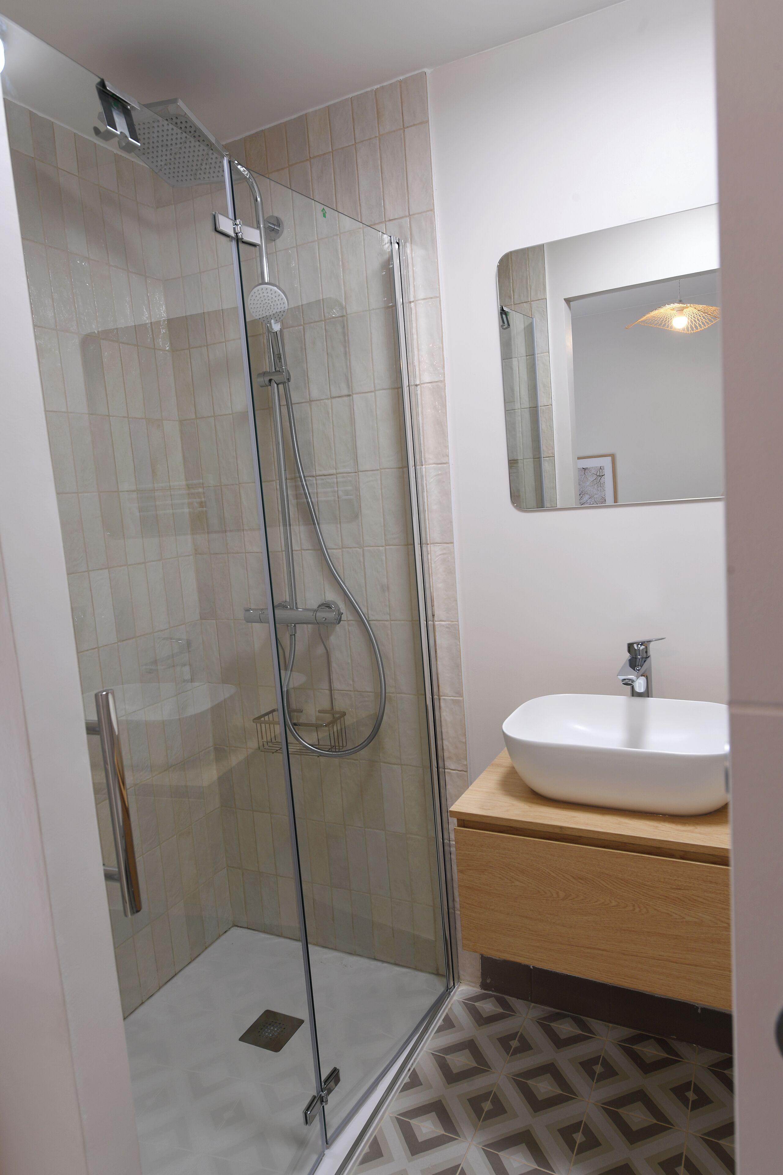 Ducha, secador de pelo, toallas y jabón