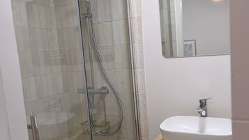 Ducha, secador de pelo, toallas y jabón