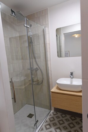 Dusche, Haartrockner, Handtücher, Seife