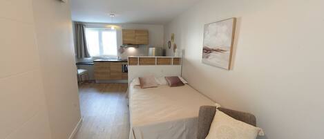 Iron/ironing board, WiFi, bed sheets