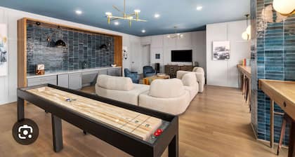 Chic 1-bedroom apartment with WiFi, AC in fabulous Evans