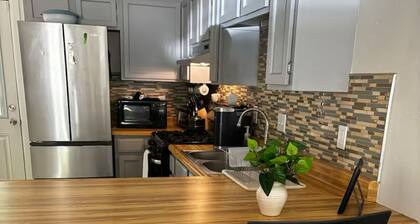 Landing pad - under 2 miles to airport, 2 br, Free parking, WiFi