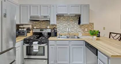 Landing pad - under 2 miles to airport, 2 br, Free parking, WiFi