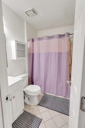 Een haardroger, handdoeken, toiletpapier