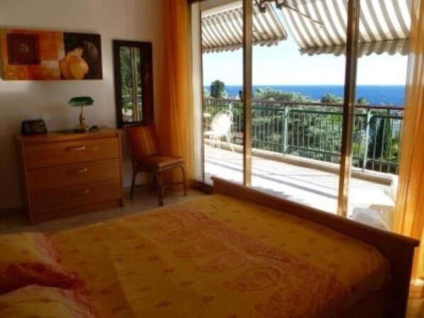 2 bedrooms, iron/ironing board, WiFi
