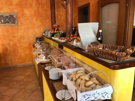 Colazione continentale inclusa, servita tutte le mattine 