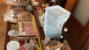 Tägliches inbegriffenes kontinentales Frühstück