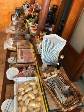 Free daily continental breakfast