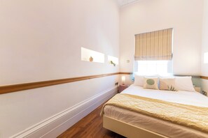 1 habitación, tabla de planchar con plancha, wifi gratis y ropa de cama
