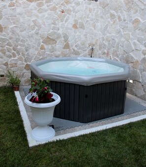 Outdoor spa tub - Queen Room "Lace and Lace" with hot tub x guests (Novoli)