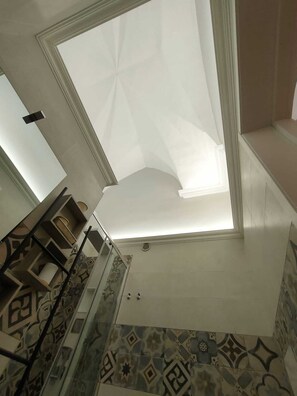 Interior - Queen Room "Lace and Lace" with hot tub x guests (Novoli)
