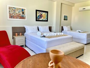 Apartamento Luxo Triplo | Minibar, khu vực làm việc phù hợp cho laptop 