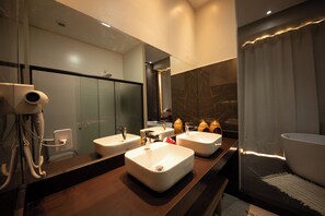 Suite Panoramica Vista Mar | Phòng tắm | Máy sấy tóc, khăn tắm, xà phòng, giấy vệ sinh 