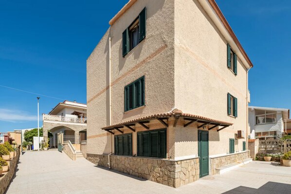 Apartment, 3 Bedrooms, Balcony | Front of property