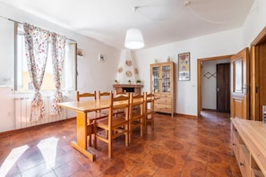 Appartement, 3 chambres, balcon | Salle à manger