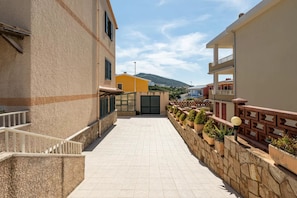 Apartment, 3 Bedrooms, Balcony | Property entrance