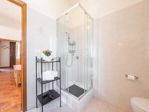 Apartment, 3 Bedrooms, Balcony | Bathroom - Large Seaside Apartment With Patio (Castelsardo)