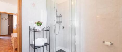 Apartment, 3 Bedrooms, Balcony | Bathroom