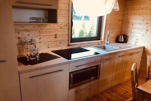 Réfrigérateur, micro-ondes, plaque de cuisson, grille-pain