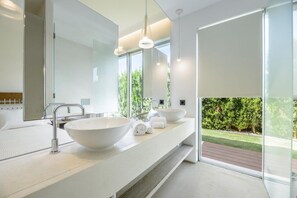 Shower, hair dryer, towels, soap - Villa Zelmar: Ultimate Privacy and Serenity in Cala Conta (Sant Josep de sa Talaia)
