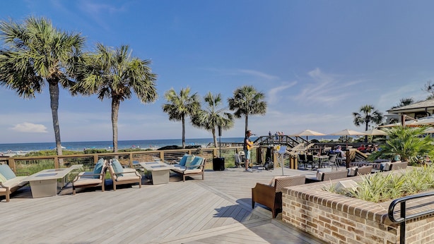 Outdoor dining - Sunset Rentals- 1687 Bluff Villas (Hilton Head Island)