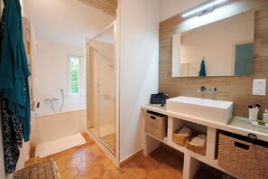 Haartrockner, Handtücher, Seife, Toilettenpapier