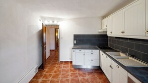 Microwave, oven, stovetop - Village house near the lake (Codolet)