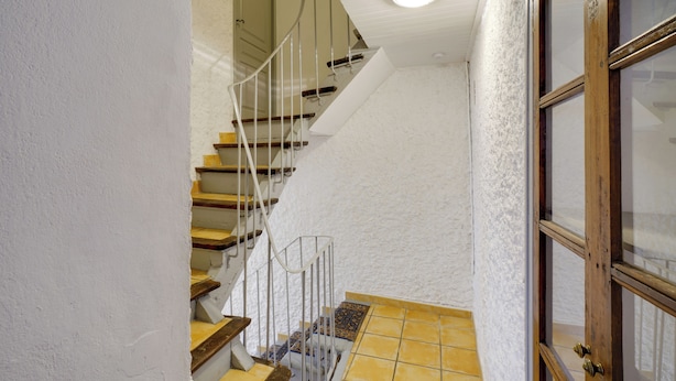 A staircase with white walls and wooden steps leading to a landing. - Village house near the lake (Codolet)