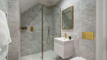 Regadera, secadora de cabello, toallas, jabón