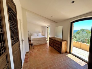 5 habitaciones, tabla de planchar con plancha, wifi y ropa de cama