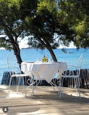Outdoor dining - Villa Esden + Annexe | Sea view, swimming pool, absolute peace and quiet between countryside and coastline (La Ciotat)