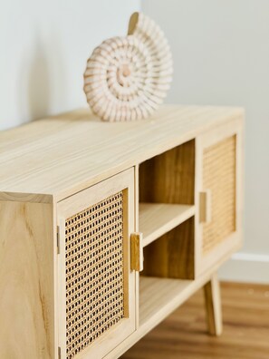 A wooden cabinet with a woven basket on top. - Beautiful 2-bedroom apartment in Figueira da Foz (Figueira da Foz)