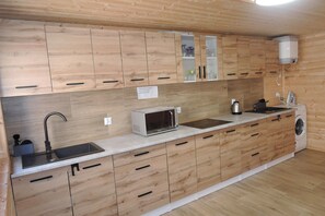 Réfrigérateur, micro-ondes, plaque de cuisson, cafetière/bouilloire