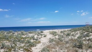 Sulla spiaggia, lettini da mare