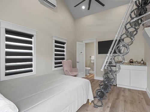 Charming 2-bedroom studio with WiFi, AC in the heart of downtown Bartlesville