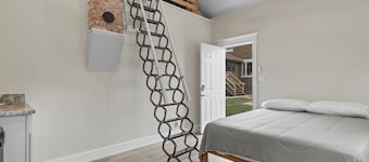 Charming 2-bedroom studio with WiFi, AC in the heart of downtown Bartlesville