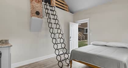 Charming 2-bedroom studio with WiFi, AC in the heart of downtown Bartlesville