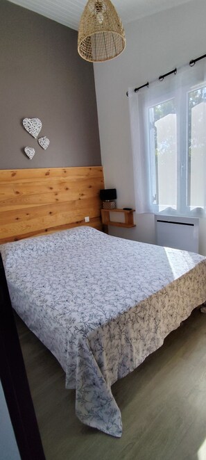 2 bedrooms, iron/ironing board, bed sheets