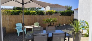 Outdoor dining - House in gated community with shared pool (La Jarne)