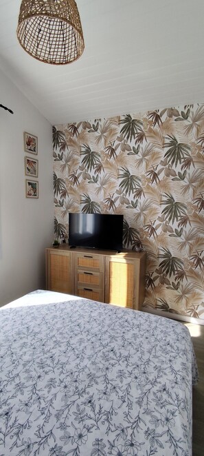 2 bedrooms, iron/ironing board, bed sheets