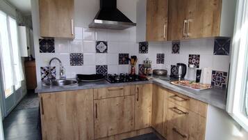 Een microgolfoven, een oven, een kookplaat