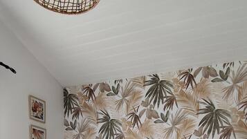 2 slaapkamers, een strijkplank/strijkijzer, beddengoed