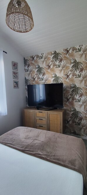 2 bedrooms, iron/ironing board, bed sheets