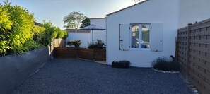 Property grounds - House in gated community with shared pool (La Jarne)