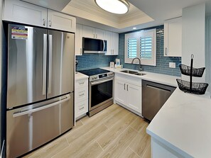 Een koelkast, een magnetron, een oven, een kookplaat